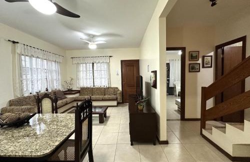 Rio das Ostras House | Casarão com quintal na quadra da praia | ROCM1217
