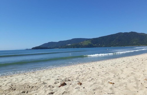 Maranduba Hotel | Casas em Condomínio próximo da praia com 2 dormitórios, churrasqueira e 3 vagas de garagem
