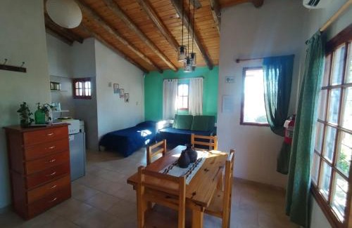 Huerta Grande Ski Chalet | Casas HG-Desayuno sencillo entregado al check in-Pileta climatizada en predio a 2 kilómetros-Acepta mascotas bajo petición-Cochera para 1 auto