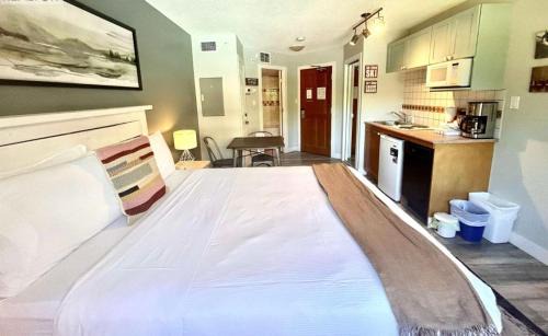 Village North Apartment | Cascade Lodge Studio-steps from village