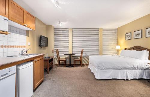 Village North Hotel | Cascade Lodge suite WIFI cable TV 2 hot tubs pool gym sauna bike & ski storage room