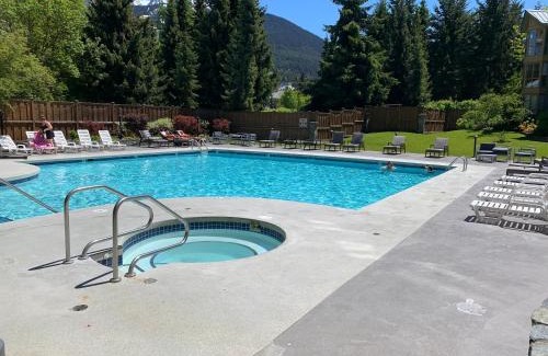 Village North Hotel | Cascade Lodge suite WIFI cable TV 2 hot tubs pool gym sauna bike & ski storage room
