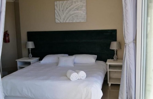 Pollok Beach Apartment | CASCADES 103