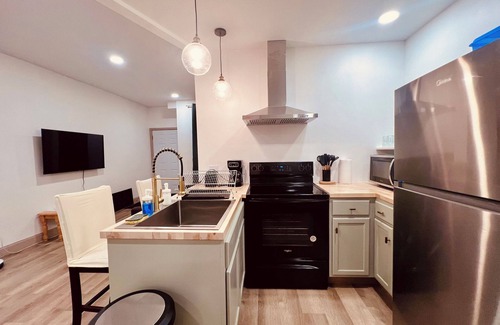 Downtown Niagara Falls Apartment | Casino Close Comfort walk to the falls 6-bedroom sleeps 12 with AC and WiFi USA
