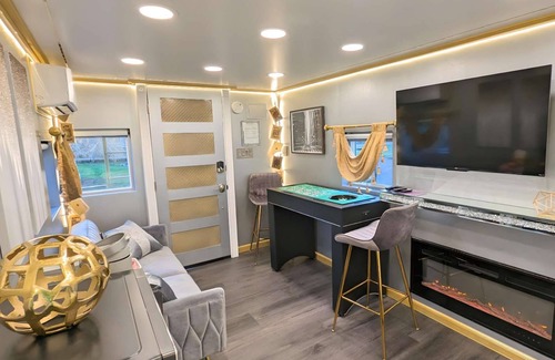 Sequim Hotel | Casino Royale at Olympic Railway Inn - Pet Friendly
