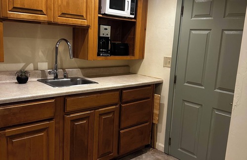 Old Fort Lowell Apartment | Casita Magnolia – Private Desert Studio w/Kitchenette & Parking