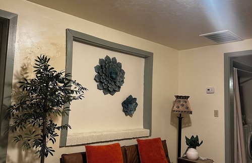 Old Fort Lowell Apartment | Casita Magnolia – Private Desert Studio w/Kitchenette & Parking