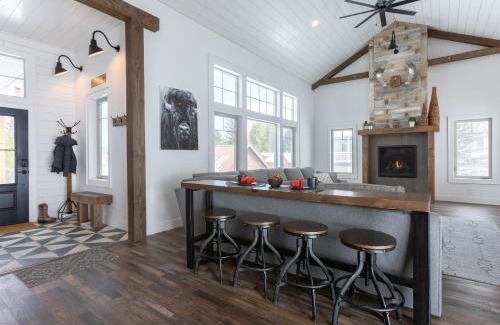 Island Park House | Cast Iron Moose by KABINO Hot Tub EV Charger Air Conditioning Fireplace Grill WiFi