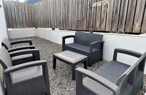 Trevone Cottage | Castaway Cottage in Trevone with parking and very close to the Sandy Beach.