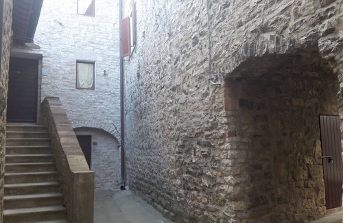 Izzalini Apartment | Castello Izzalini Todi Resort "Apt 9" RENT FOR SHORT AND LONG PERIODS