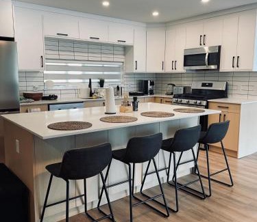 Gibsons Apartment | Castle BNB 2025
