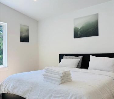 Gibsons Apartment | Castle BNB 2025