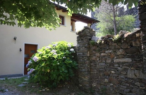 Santa Maria - Rezzonico Cottage | Castle Cottage located on a true Castle grounds. Fabulous garden, the perfect setting