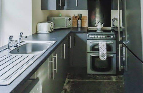 Harris Cottage | Castle Cottage - sleeps 6 guests in 3 bedrooms