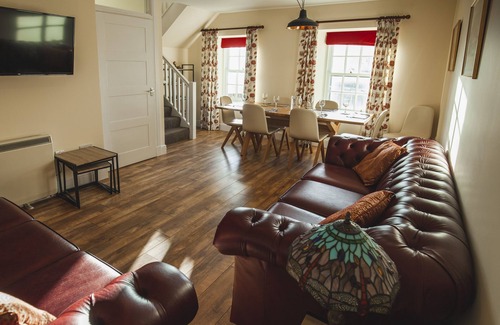 Harris Cottage | Castle Cottage - sleeps 6 guests in 3 bedrooms