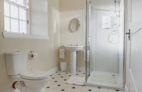 Harris Cottage | Castle Cottage - sleeps 6 guests in 3 bedrooms