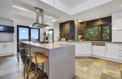 Ferny Creek Villa | Castle in Ferny Creek with Pool