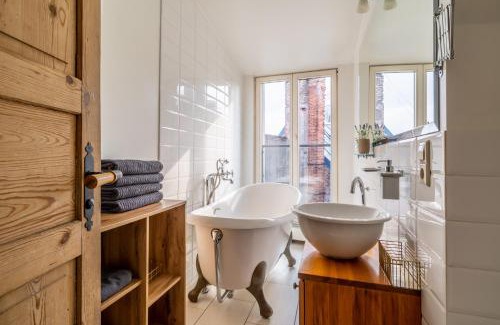 Old Town Apartment | Castle Street Rooftop Retreats by Innorental