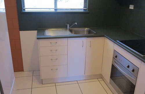 Nelly Bay Apartment | Casual Lodge Unit 4 - cosy island unit with balcony just minutes to Nelly Bay Beach
