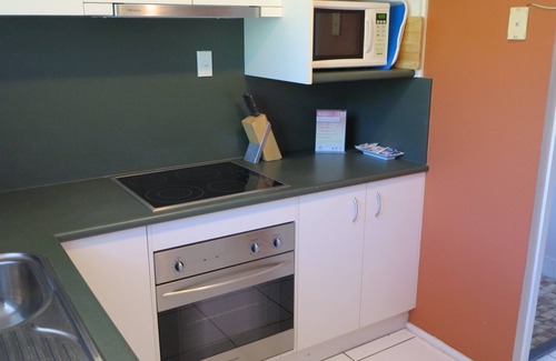 Nelly Bay Apartment | Casual Lodge Unit 4 - cosy island unit with balcony just minutes to Nelly Bay Beach