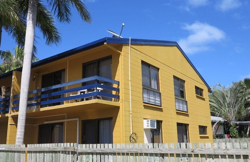 Nelly Bay Apartment | Casual Lodge Unit 4 - cosy island unit with balcony just minutes to Nelly Bay Beach