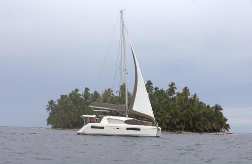 Obarrio Boat Rental | Catamarán en san Blas