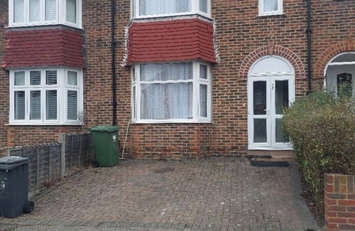 Whitefoot House | Catford Homely home is centrally located within easy reach of 3 train stations