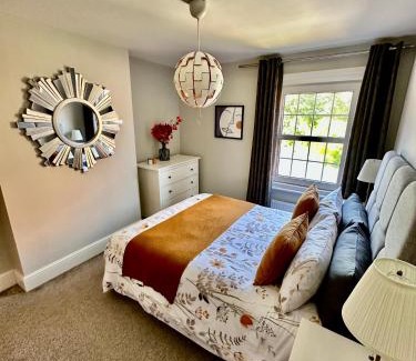 Lincoln House | Cathedral Quarter House with free Secure Driveway Parking for 2 Cars