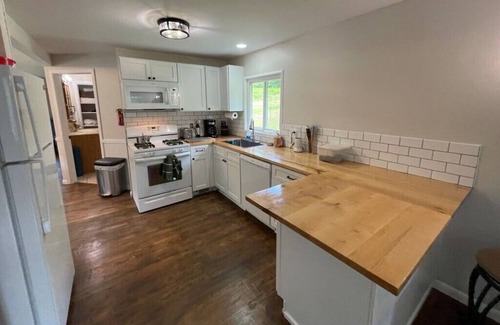 Livingston Manor House | Catskills Chalet - 5 acres Full Kitchen Fire Pit Office Pets OK BBQ WiFi