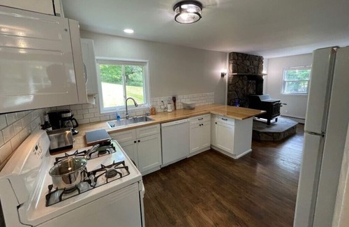 Livingston Manor House | Catskills Chalet - 5 acres Full Kitchen Fire Pit Office Pets OK BBQ WiFi