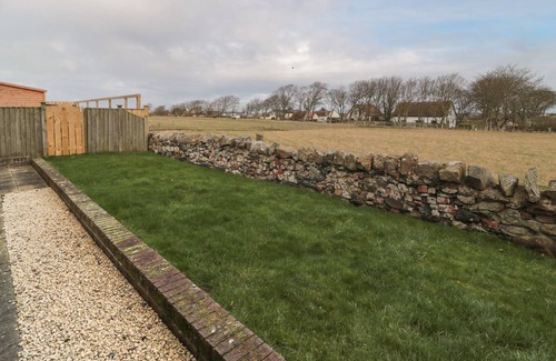 Berwick-upon-Tweed House | CAUSEWAY COTTAGE, pet friendly, with a garden in Holy Island
