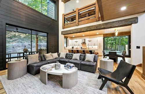 Broken Bow Cabin | Cave Room, Waterfall, Pickleball, Poker Table, Pool Table