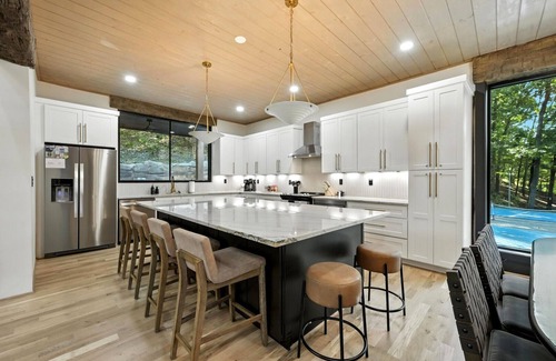 Broken Bow Cabin | Cave Room, Waterfall, Pickleball, Poker Table, Pool Table