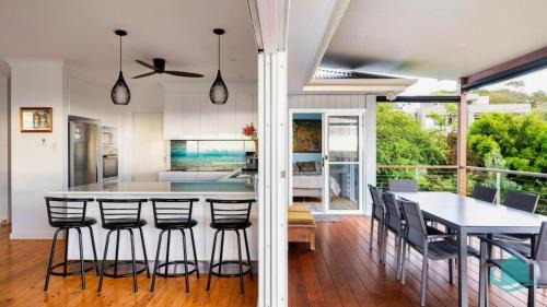 Caves Beach House | Caves Cottage - gorgeous 180 degree ocean views