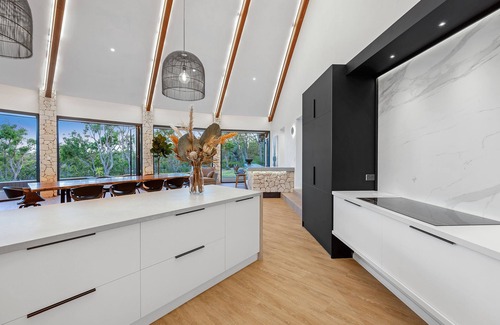 Redgate House | Caves Manor - 5 Star Luxury - Close to it all!