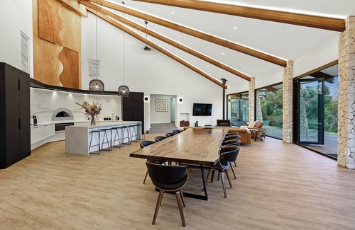 Redgate House | Caves Manor - 5 Star Luxury - Close to it all!