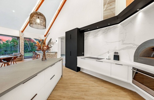 Redgate House | Caves Manor - 5 Star Luxury - Close to it all!