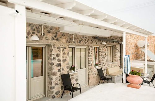 Kamari House | Cavesand - Private House with Private Pool