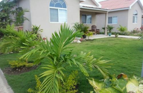 Kingston House | Caymanas Estate beautiful 2 bedroom
