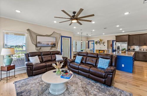 Crystal Beach House | Caza Azul Luxury 4BR Getaway, Gated Community, Canal Views & Lift