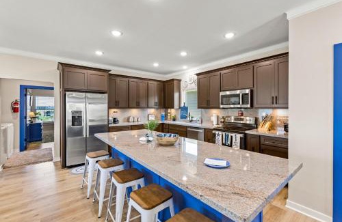 Crystal Beach House | Caza Azul Luxury 4BR Getaway, Gated Community, Canal Views & Lift