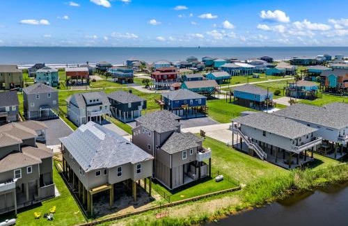 Crystal Beach House | Caza Azul Luxury 4BR Getaway, Gated Community, Canal Views & Lift
