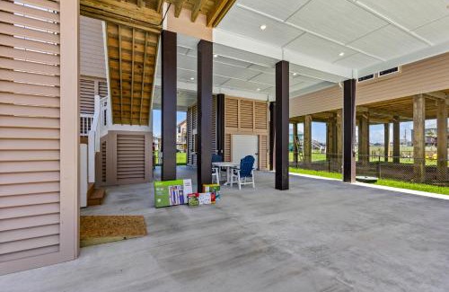 Crystal Beach House | Caza Azul Luxury 4BR Getaway, Gated Community, Canal Views & Lift