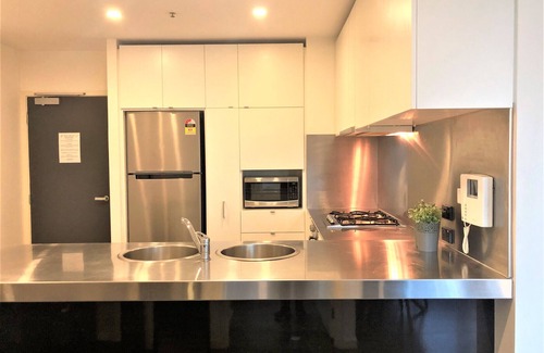 Docklands Apartment | CBD apartment at Liberty at the West End!