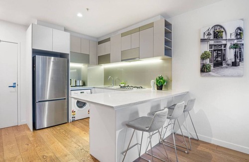 Melbourne Central Business District Apartment | CBD Elegance | 2BR Apt w/Pool, Gym & City Views