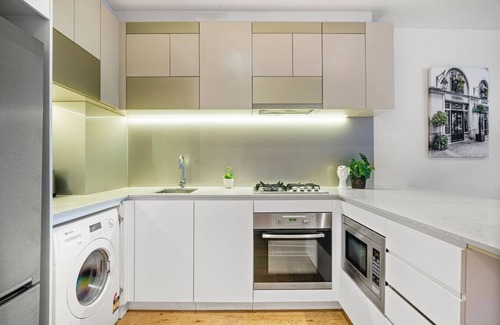 Melbourne Central Business District Apartment | CBD Elegance | 2BR Apt w/Pool, Gym & City Views