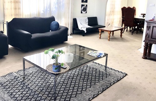 Cessnock House | CBD location, walk everywhere 10 mins to vineyards