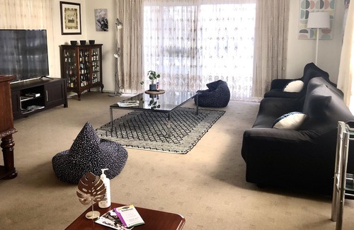 Cessnock House | CBD location, walk everywhere 10 mins to vineyards