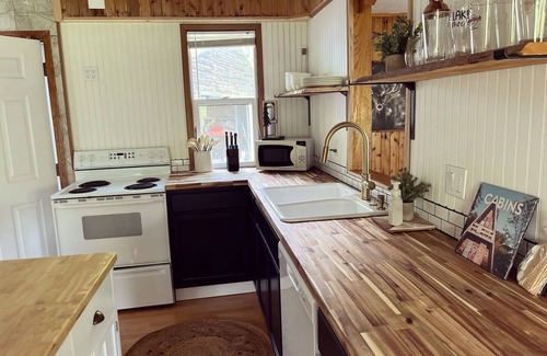 Worley Cabin | CDALake-Kayaks-Hottub-BoatSlip-PoolTable