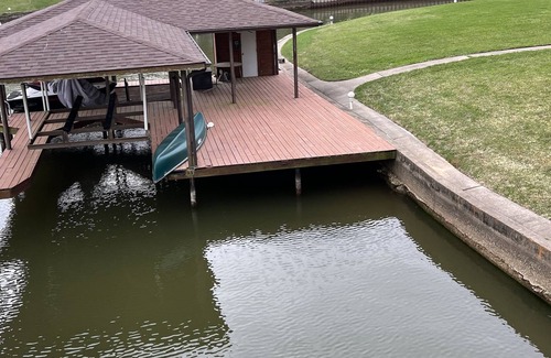 Malakoff House | Cedar Creek Lake House-Sleeps up 14 on double lot w/ fire pit & boat dock